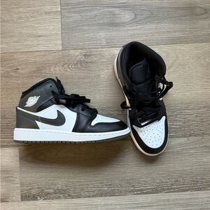Air Jordan 1-mid
